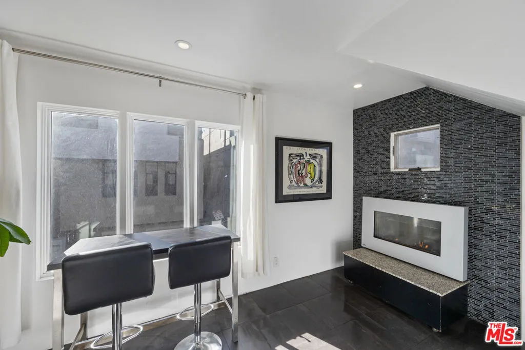 Venice, California 90291, United States, 2 Bedrooms Bedrooms, ,2 BathroomsBathrooms,Residential,Active,211683