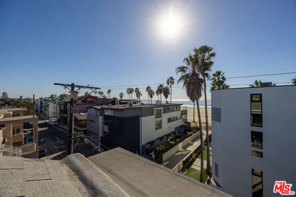 Venice, California 90291, United States, 2 Bedrooms Bedrooms, ,2 BathroomsBathrooms,Residential,Active,211683