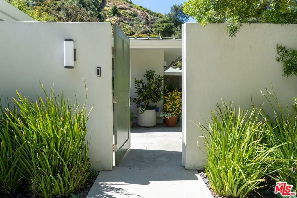 Photo of 1726 Stone Canyon Road, Los Angeles, CA 90077 (MLS # 25598867)