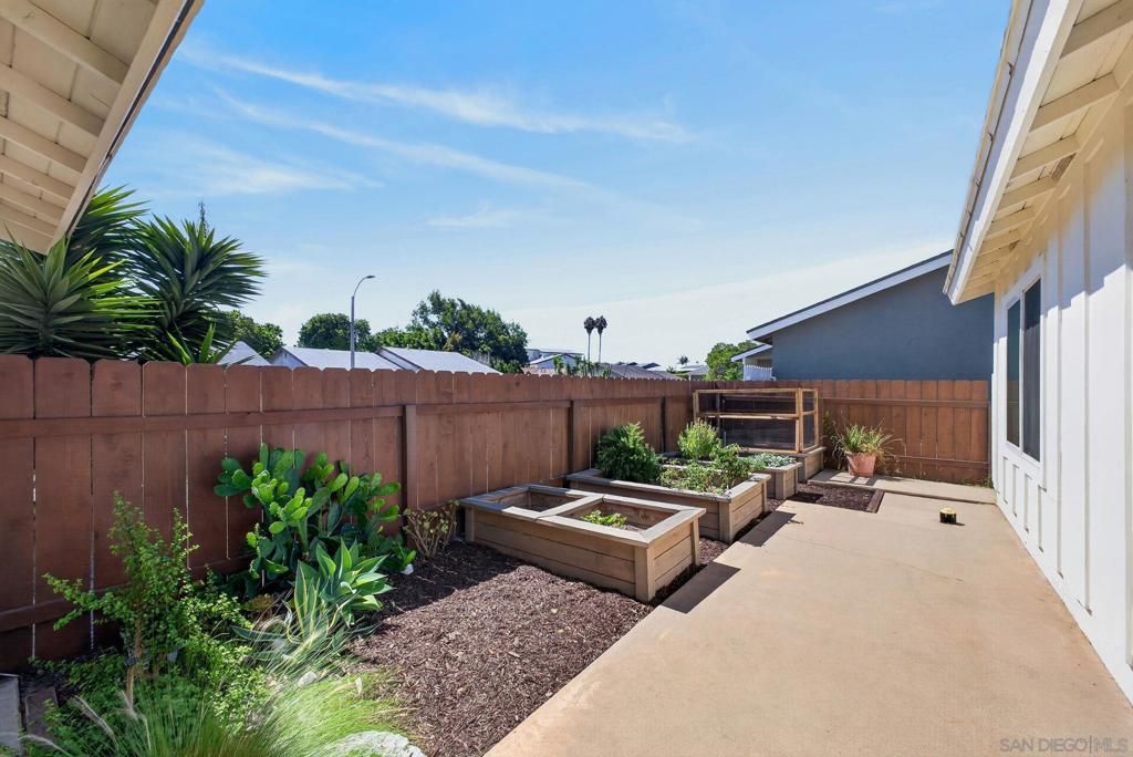 670 Mariposa Cir