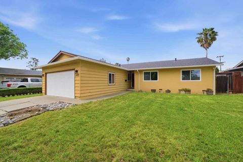 Photo of 1471 Myrtle Avenue, San Jose, CA 95118 (MLS # ML82044788)