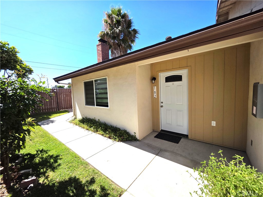 Charming, Move-In Ready Townhome (2 Beds / 2 Baths · 1-Car Garage) Well-appointed and beautifully remodeled, this one-of-three unit townhome in the heart of Tustin offers modern comfort and convenience. Featuring fresh interior paint, appliances, and an efficient central A/C, this home is turnkey and ready to welcome its new owners. Situated within the sought-after Tustin Unified School District; close to local amenities and easy freeway access.