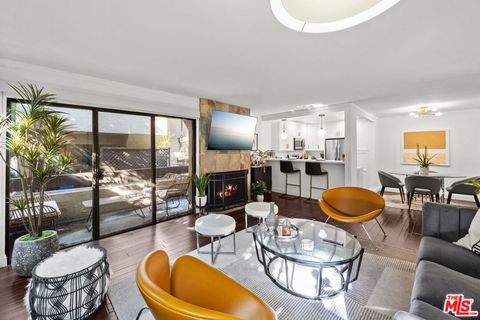 Photo of 950 N Kings Road #260, West Hollywood, CA 90069 (MLS # 26635789)