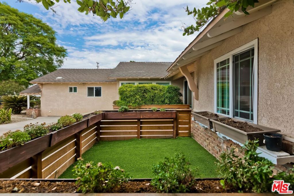 Located on a cul-de-sac, this darling guesthouse has a separate private rear entrance and features a remodeled kitchen with stainless steel appliances and brand new counter top. A cozy living room with ample light and a 1 bed/ 1 bath newly updated charmer. Hardwood floors, dual pane windows, copper plumbing, newer interior doors, new HVAC system, recessed lights and lots more. Please call Etamar for showings