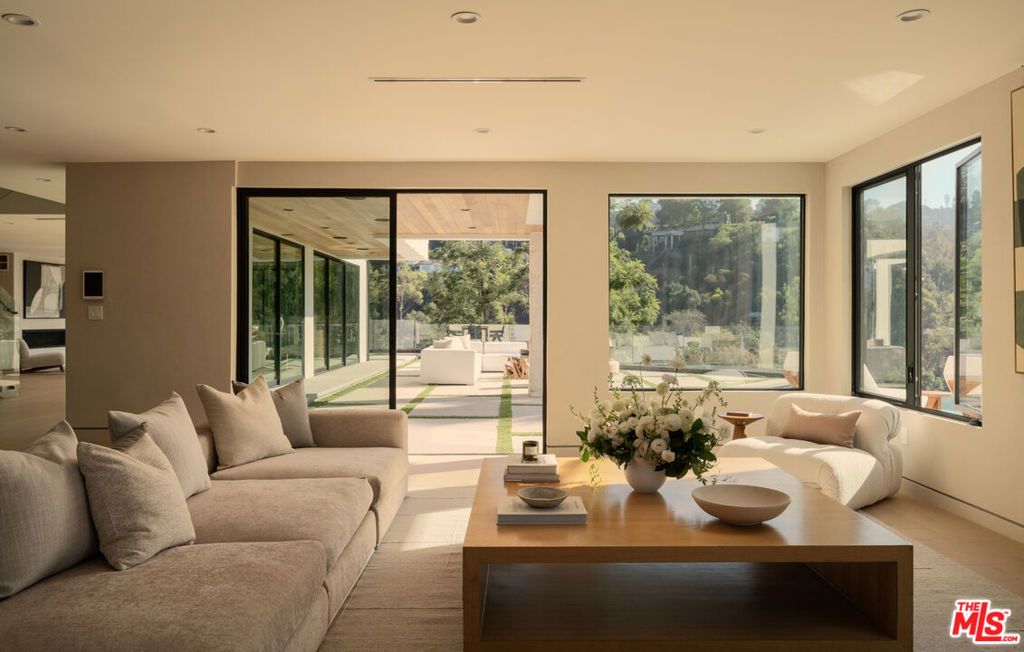 Photo of 2608 Zorada Drive, Los Angeles, CA 90046 (MLS # 25618349)