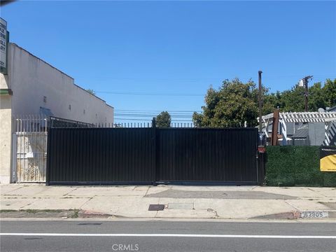 Photo of 2805 W Florence Ave, Los Angeles, CA 90043 (MLS # SB26085939)