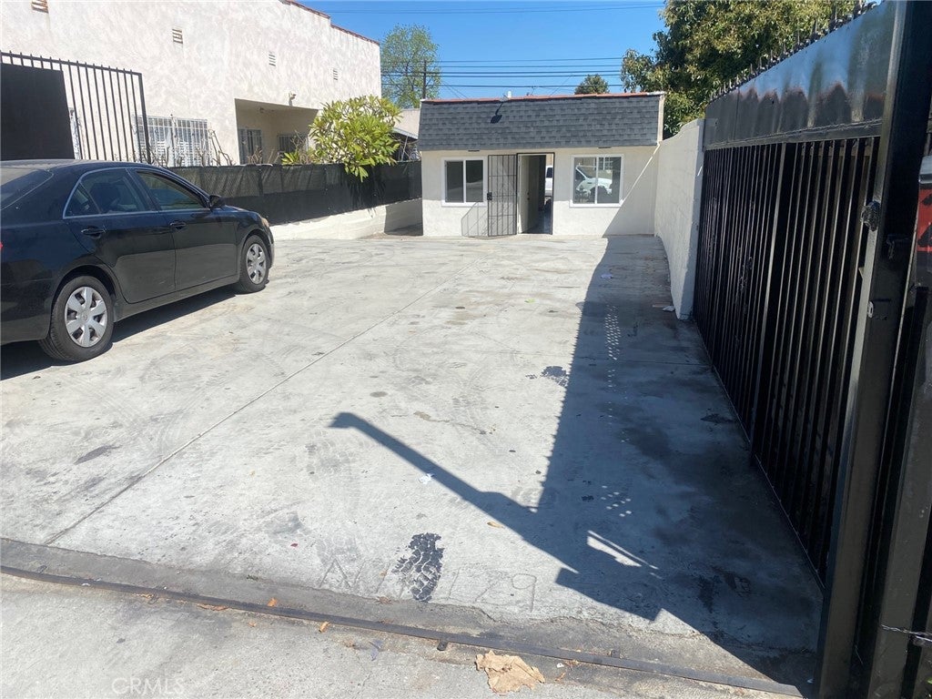 2805 W Florence