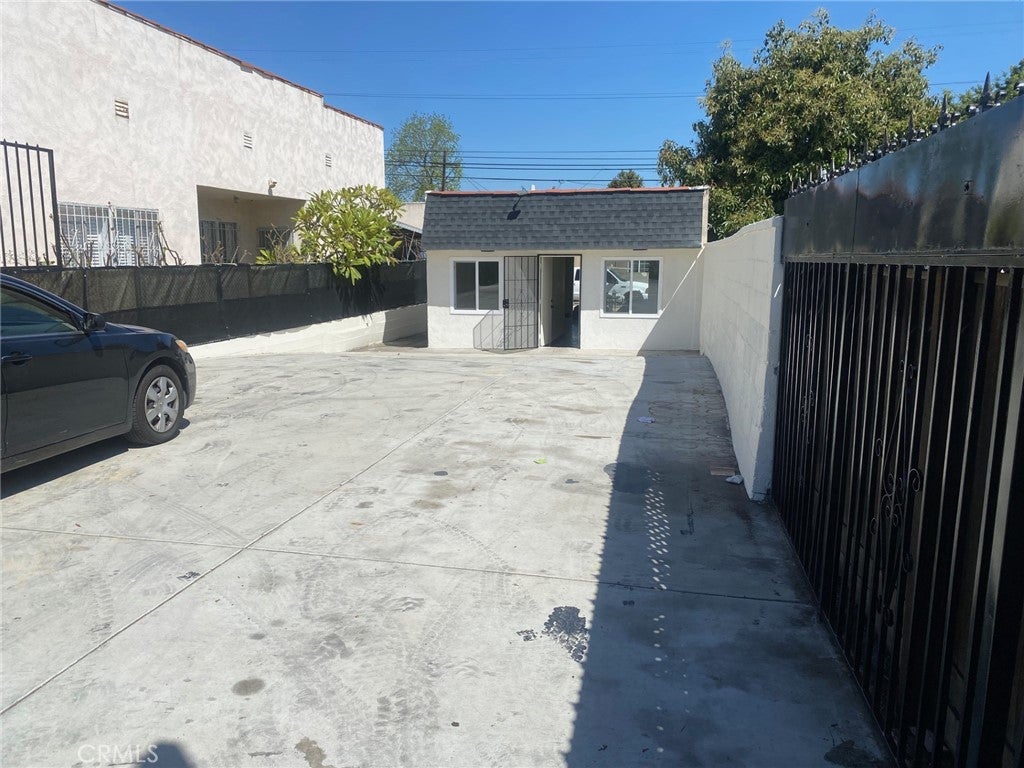 2805 W Florence