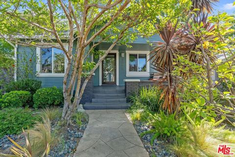 Photo of 1242 N Commonwealth Avenue, Los Angeles, CA 90029 (MLS # 26725407)