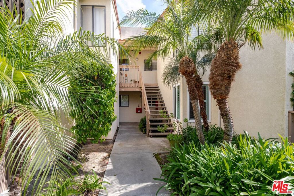 4852 Cabana Drive 202