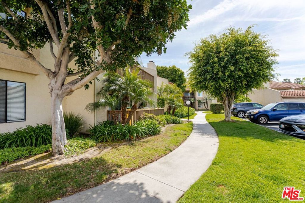 4852 Cabana Drive 202