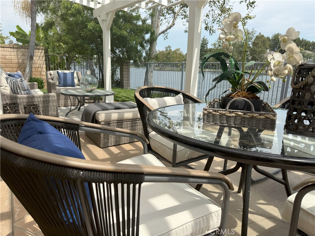 18 Lakeside Drive