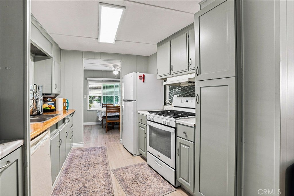 332 N. Lyon Avenue 67