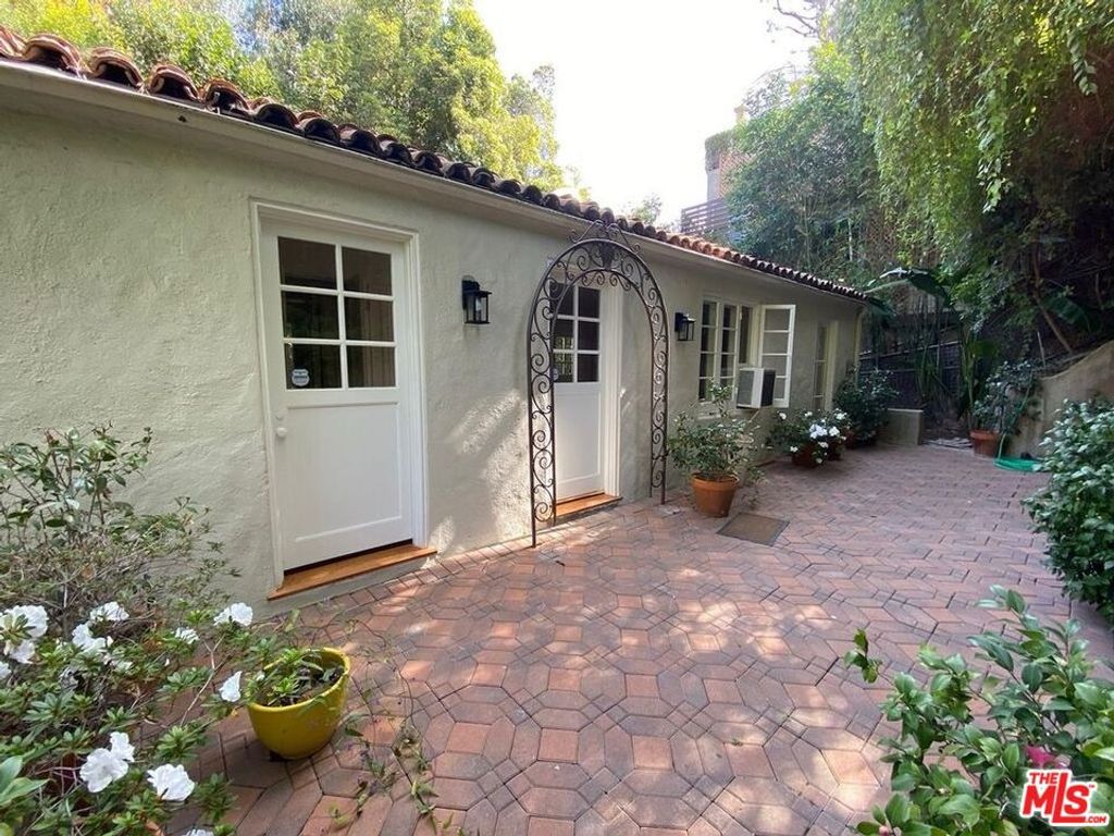 Photo of 488 St. Pierre Drive, Bel Air, CA 90077 (MLS # 25608253)