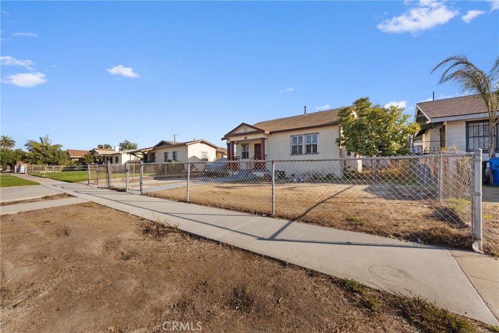 Photo of 1122 W 77th Street, Los Angeles, CA 90044 (MLS # RS25236035)