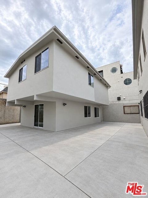 Photo of 114 1/2 N Orlando Avenue, Los Angeles, CA 90048 (MLS # 26104217)
