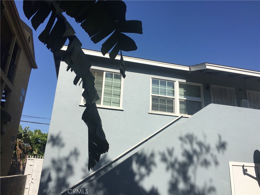 Upstairs remodeled 1 bed 1 bath. Hardwood floors, new windows, upgraded kitchen and bath, corner unit with lots of natural light. New Blinds and recently painted inside and out. Quiet clean complex in excellent rose park location. Walking distance to lots of restaurants and shopping. Off street parking space. Kitchen has newer stove and refrigerator.