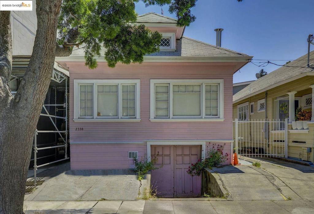 Stop the Scroll and Unlock Maximum ROI in Prime Lake Merritt! Attention Investors: 2338 Waverly is your golden ticket to a lucrative Oakland investment! This charming 1910 duplex, n the heart of the highly desirable Lake Merritt neighborhood, offers a 2 bed/1 bath front unit and a e 1 bed/1 bath back unit on a 3,250 sq ft lot. With a jaw-dropping location score of 97, this is an absolute magnet for renters. They'll love the effortless access to 19th St BART, the vibrant nightlife and dining of Uptown. The proximity to entertainment hotspots like the Fox and Paramount Theaters, Fairyland, and the Grand Lake Theater, plus everyday conveniences like Whole Foods and the Saturday farmers market, further enhances its appeal. Don't miss this rare opportunity to acquire a strategically positioned duplex in a top-tier Oakland location. The strong rental demand and potential for future development is an investor's dream!