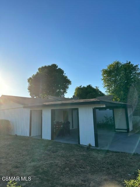 4 Bed and 2 bath in the heart of Northridge! Large living room and dining room. Over 2,000 SF of living space. Gated carpot/parking and yard to entertain and bbq!