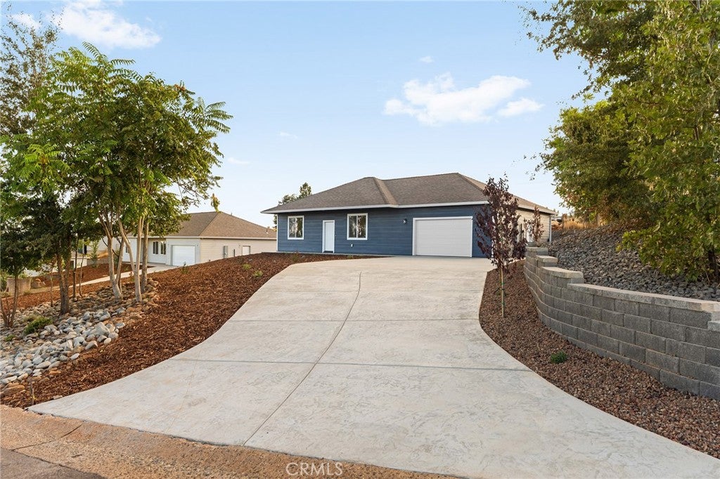 5825 Golden Oaks Road
