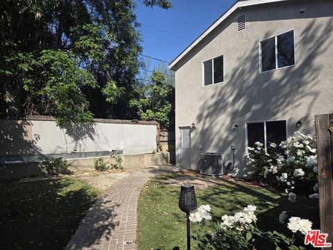 Photo of 6653 Glade Avenue, Woodland Hills, CA 91303 (MLS # 26669621)
