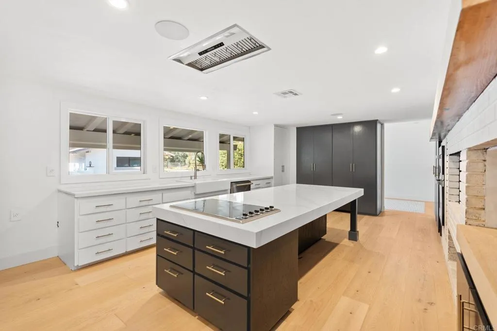 Del Mar, California 92014, United States, 3 Bedrooms Bedrooms, ,4 BathroomsBathrooms,Residential,Active,119138