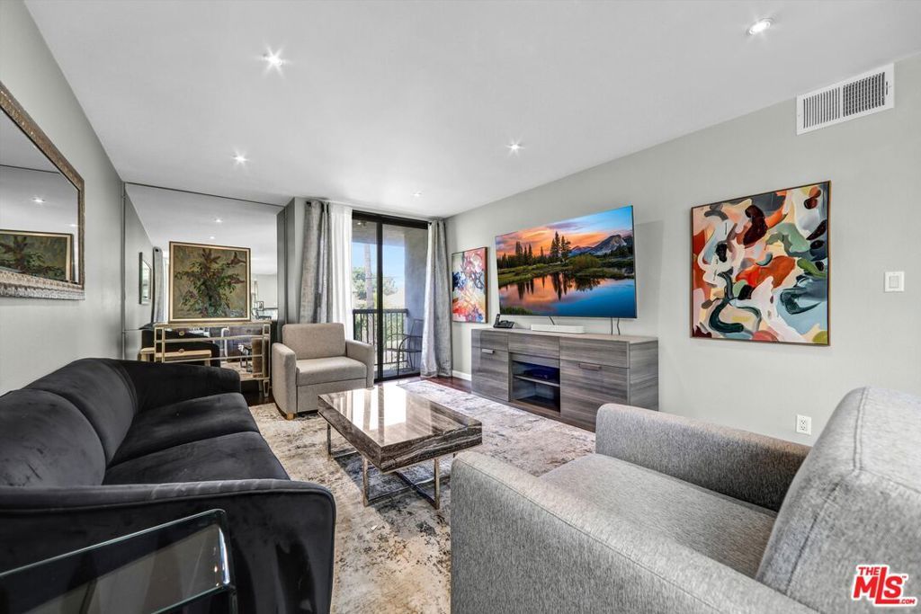 Photo of 906 N Doheny Drive #309, West Hollywood, CA 90069 (MLS # 25583873)