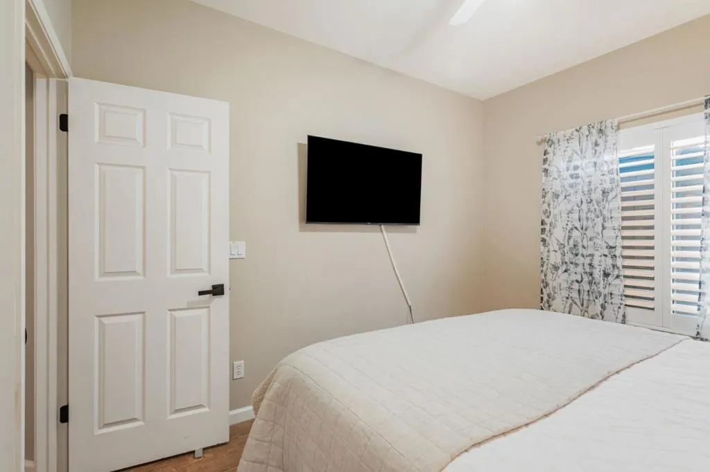 Hollister, California 95023, United States, 4 Bedrooms Bedrooms, ,3 BathroomsBathrooms,Residential,Active,207231