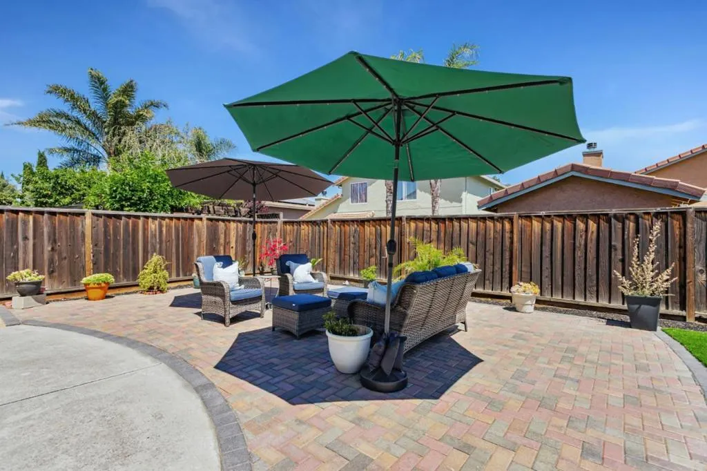 Hollister, California 95023, United States, 4 Bedrooms Bedrooms, ,3 BathroomsBathrooms,Residential,Active,207231