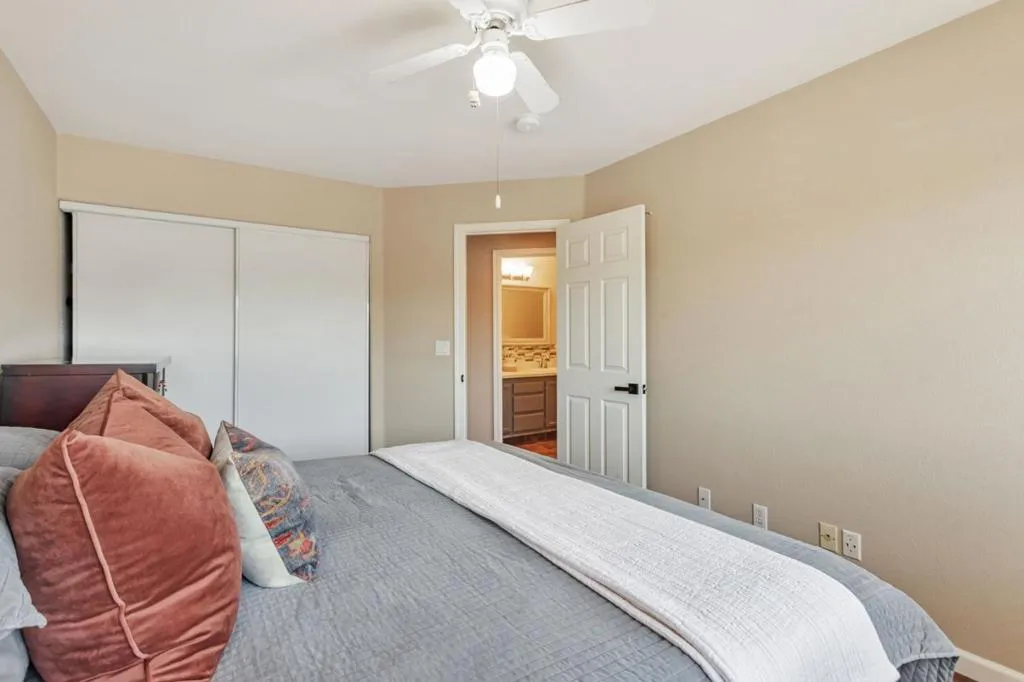 Hollister, California 95023, United States, 4 Bedrooms Bedrooms, ,3 BathroomsBathrooms,Residential,Active,207231