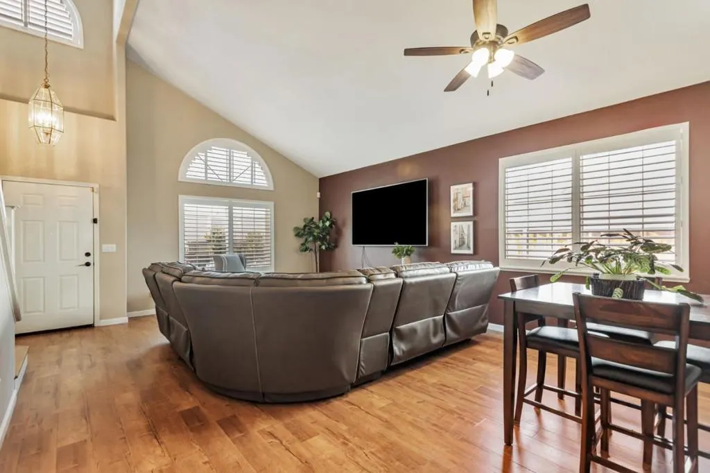 Hollister, California 95023, United States, 4 Bedrooms Bedrooms, ,3 BathroomsBathrooms,Residential,Active,207231