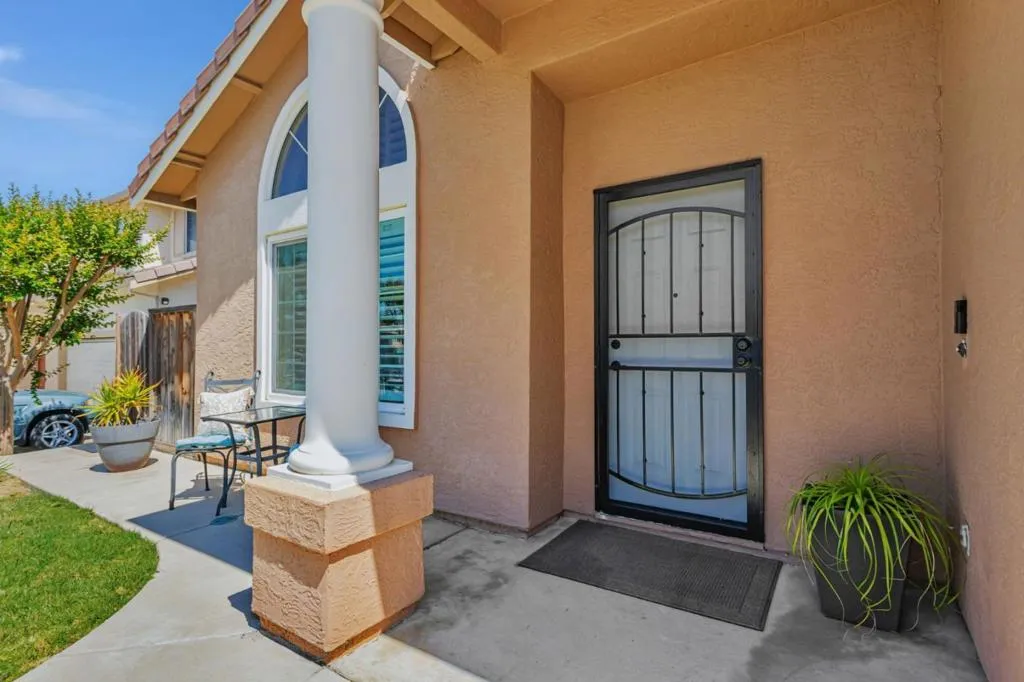 Hollister, California 95023, United States, 4 Bedrooms Bedrooms, ,3 BathroomsBathrooms,Residential,Active,207231