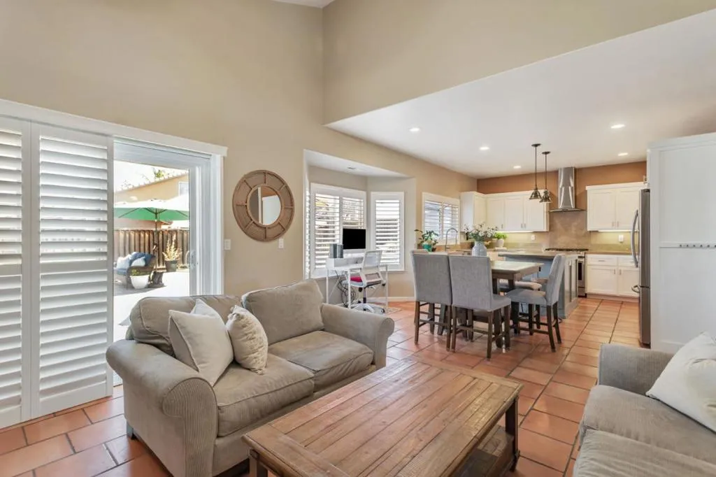 Hollister, California 95023, United States, 4 Bedrooms Bedrooms, ,3 BathroomsBathrooms,Residential,Active,207231