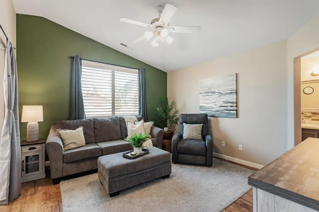 Hollister, California 95023, United States, 4 Bedrooms Bedrooms, ,3 BathroomsBathrooms,Residential,Active,207231