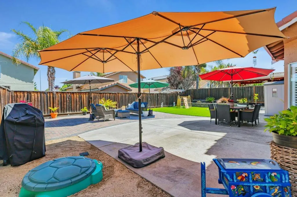 Hollister, California 95023, United States, 4 Bedrooms Bedrooms, ,3 BathroomsBathrooms,Residential,Active,207231