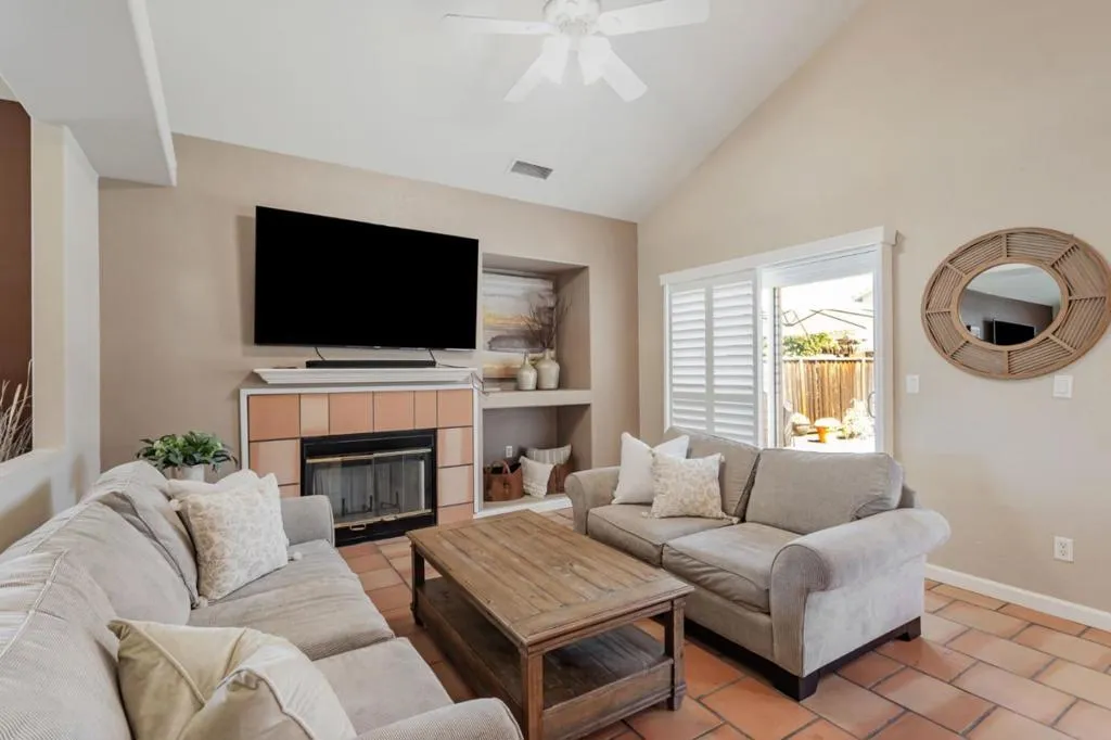 Hollister, California 95023, United States, 4 Bedrooms Bedrooms, ,3 BathroomsBathrooms,Residential,Active,207231