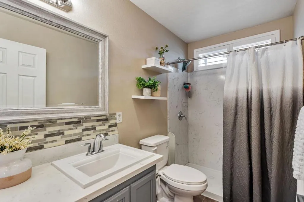 Hollister, California 95023, United States, 4 Bedrooms Bedrooms, ,3 BathroomsBathrooms,Residential,Active,207231