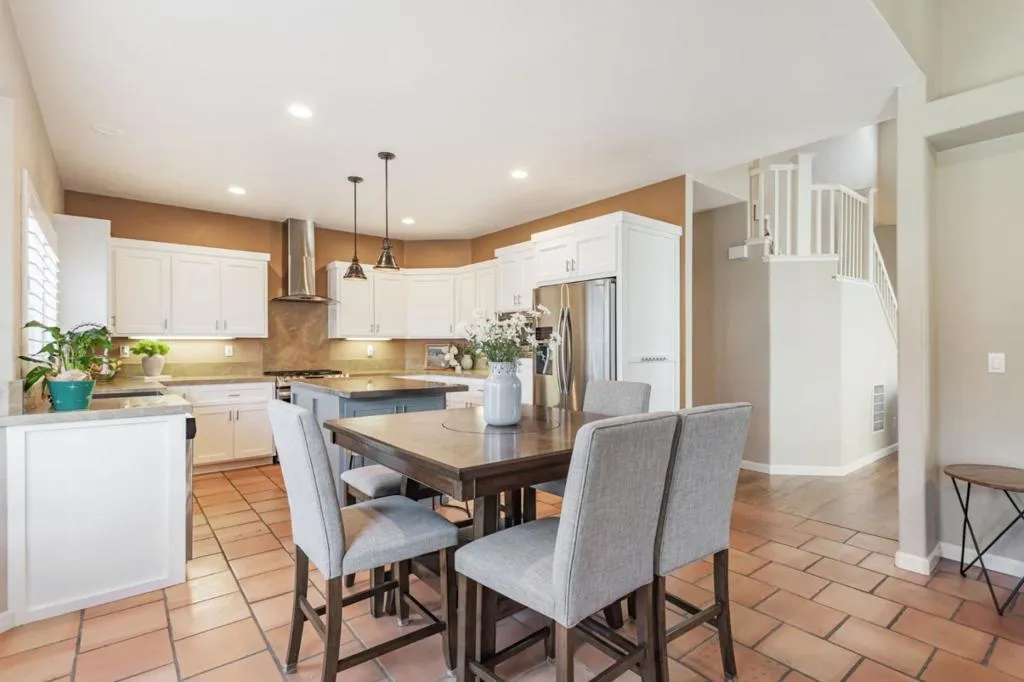 Hollister, California 95023, United States, 4 Bedrooms Bedrooms, ,3 BathroomsBathrooms,Residential,Active,207231