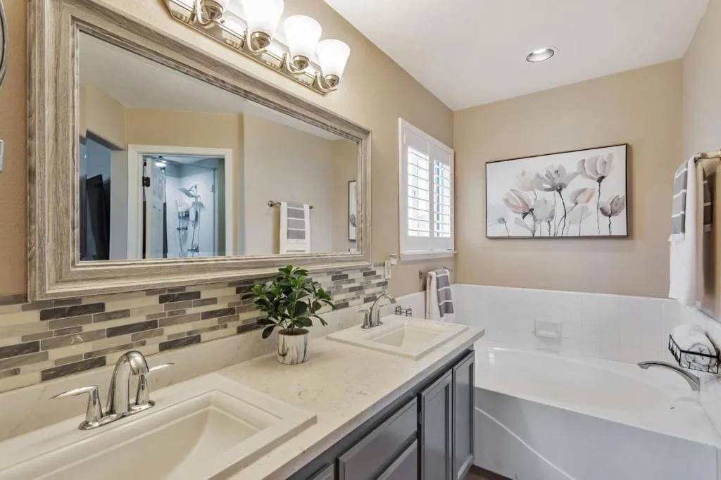 Hollister, California 95023, United States, 4 Bedrooms Bedrooms, ,3 BathroomsBathrooms,Residential,Active,207231