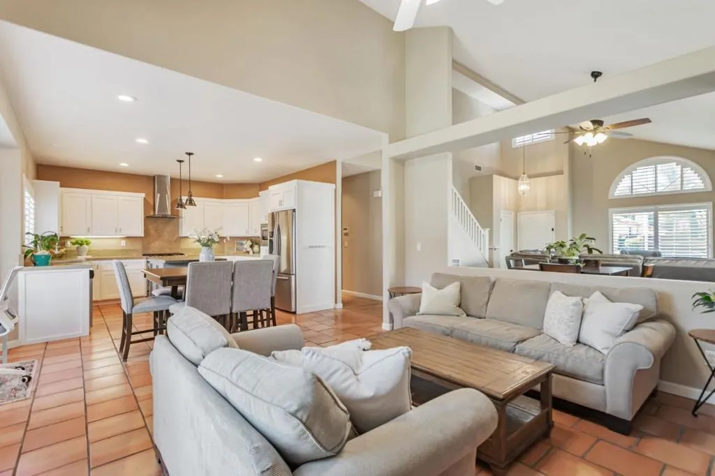 Hollister, California 95023, United States, 4 Bedrooms Bedrooms, ,3 BathroomsBathrooms,Residential,Active,207231