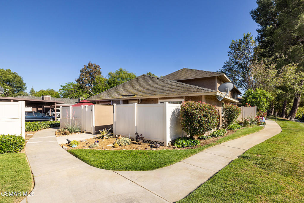 Remodeled 2 bedroom 2 bath single story end unit, no one above, in Annadale complex. Great location, close to schools, shopping, Freeways and restaurants.