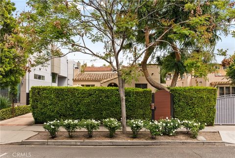 Photo of 708 Westbourne Dr, West Hollywood, CA 90069 (MLS # SR26049267)
