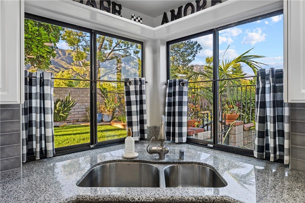 La Verne, California, 91750, United States, 4 Bedrooms Bedrooms, ,3 BathroomsBathrooms,Residential,Pending,2041353