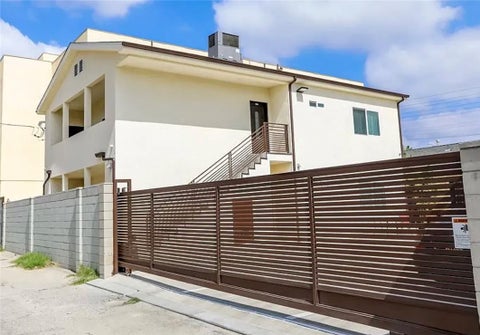 Photo of 12612 Vanowen Street, North Hollywood, CA 91605 (MLS # SR26227579)