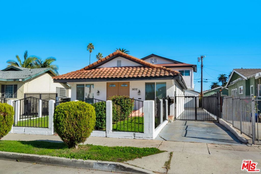 Photo of 5832 6th Avenue, Los Angeles, CA 90043 (MLS # 25625187)