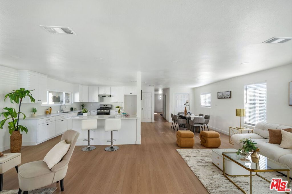 Photo of 5832 6th Avenue, Los Angeles, CA 90043 (MLS # 25625187)