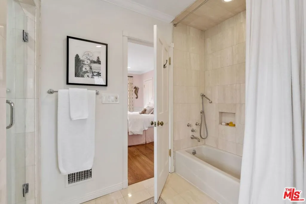 Los Angeles, California 90024, United States, 4 Bedrooms Bedrooms, ,3 BathroomsBathrooms,Residential,Active,154507