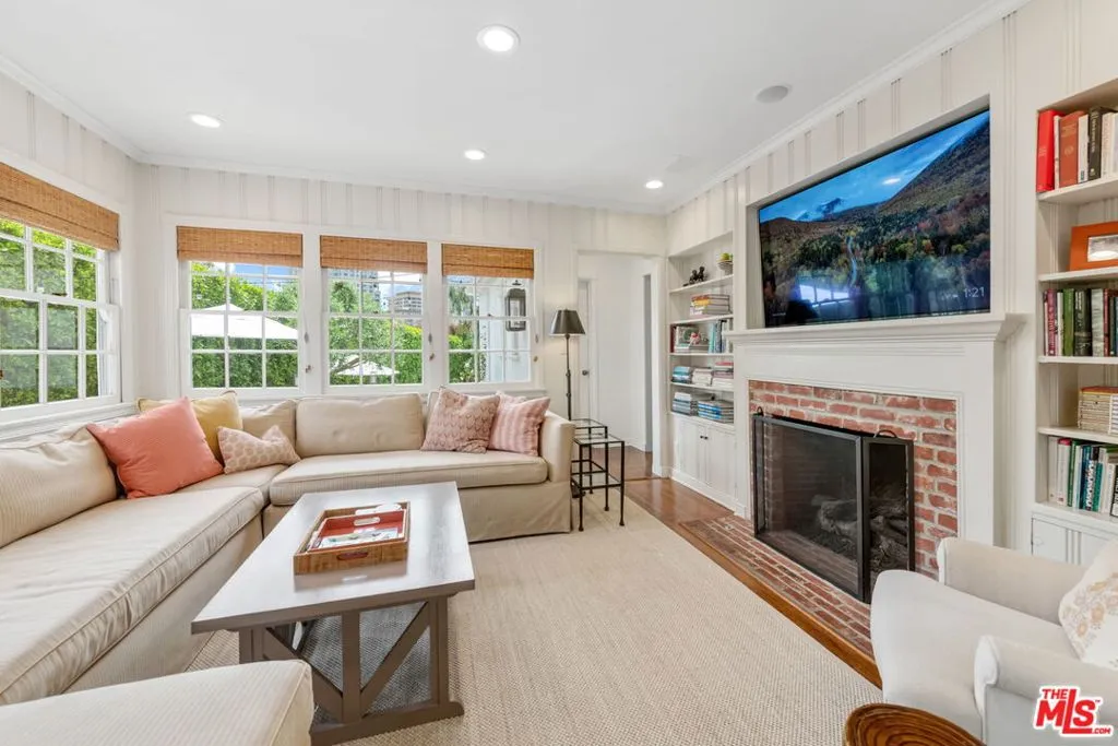 Los Angeles, California 90024, United States, 4 Bedrooms Bedrooms, ,3 BathroomsBathrooms,Residential,Active,154507