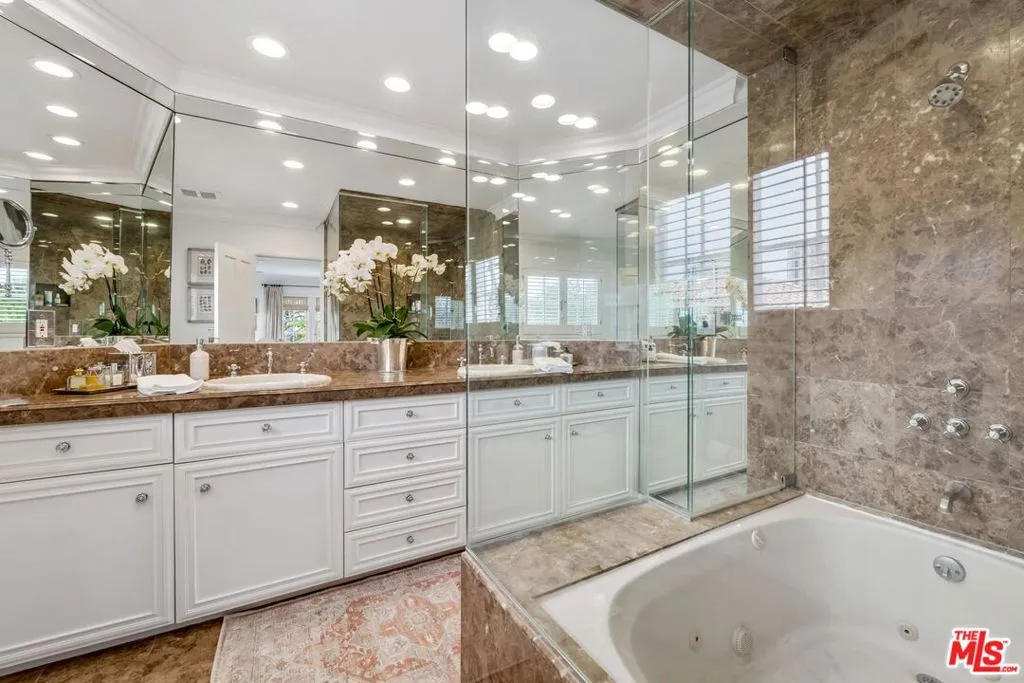 Los Angeles, California 90024, United States, 4 Bedrooms Bedrooms, ,3 BathroomsBathrooms,Residential,Active,154507