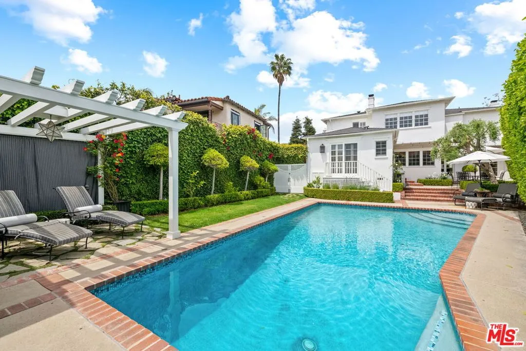 Los Angeles, California 90024, United States, 4 Bedrooms Bedrooms, ,3 BathroomsBathrooms,Residential,Active,154507